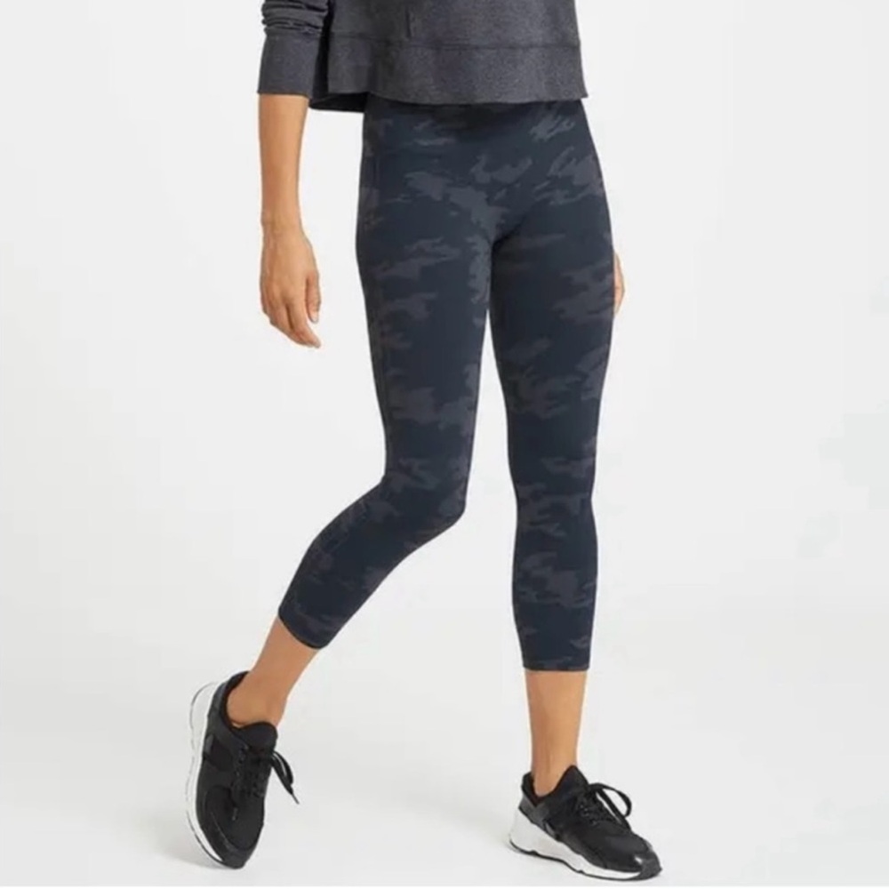 Spanx Look at Me Now Seamless Cropped Legging in Black Camo Women's Medium
